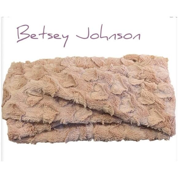 Betsey Johnson Faux Fur Dusty Rose Infinity Scarf Heart Design Warm Super Soft - Picture 1 of 4